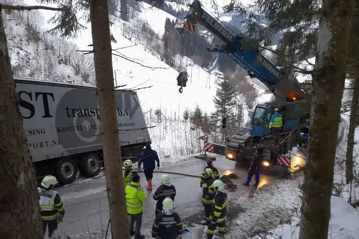 Ein Lkw war ohne Schneeketten auf der schneebedeckten Fahrbahn unterwegs und kam ins Rutschen.