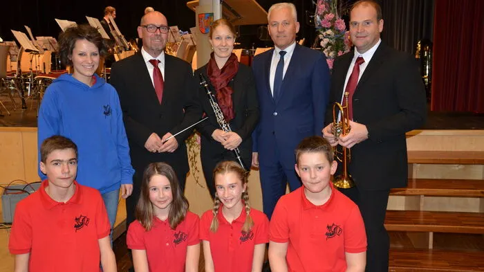 Das symphonische Blasorchester der Landesmusikschule Ötztal und Schüler aus Kötschach-Mauthen stellten sich für Hochwasseropfer auf die Bühne. Das Benefizkonzert war ein voller Erfolg. Foto: Musiklehrerin Christina Assek, Komponist Klaus Strobl, Musikerin Theresa Schapfl, Bürgermeister Walter Hartlieb, Musiklehrer Georg Klieber (hinten stehend) und die Schüler der NMS Jonas Mörtl, Lucia Kristler, Miriam Kollmitzer und Marco Drießler