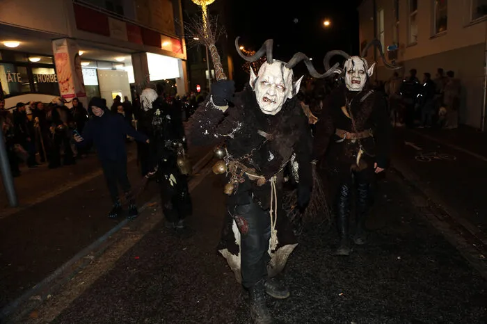Schauriges und schönes Treiben mit Perchtengruppen aus ganz Österreich, Krampuslauf durch Villach