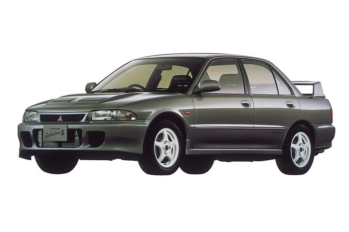 Unverändert 250 PS, aber mit zahlreichen Detailverbesserungen bestückt, rüstet der Evo 2 auf: Breitere Reifen, größere Spoiler, etwas mehr Radstand. Stets gab es vom Evo zwei Versionen: Den GSR als reines Straßenmodell. Und den abgespeckten RS, perfekt zum aufrüsten zum Hobby-Einsatzgerät für den Rallyesport.
