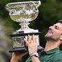 Ein gewohntes Bild: Novak Djokovic hält den Australian-Open-Siegerpokal in die Höhe