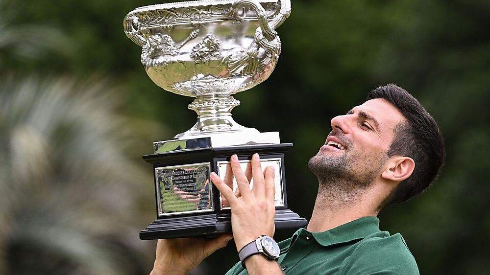 Ein gewohntes Bild: Novak Djokovic hält den Australian-Open-Siegerpokal in die Höhe