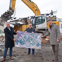 Das Gösserbräu-Areal wird revitalisiert – am Foto: Franz Eder, Stadtrat für Verkehr, Raumplanung, Stadtentwicklung, Baumeister Günther Wolligger (Stadt Spittal) und Bürgermeister Gerhard Pirih (von links)