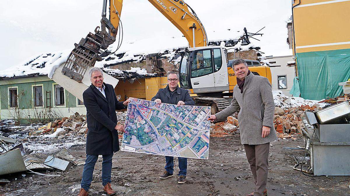 Das Gösserbräu-Areal wird revitalisiert – am Foto: Franz Eder, Stadtrat für Verkehr, Raumplanung, Stadtentwicklung, Baumeister Günther Wolligger (Stadt Spittal) und Bürgermeister Gerhard Pirih (von links)