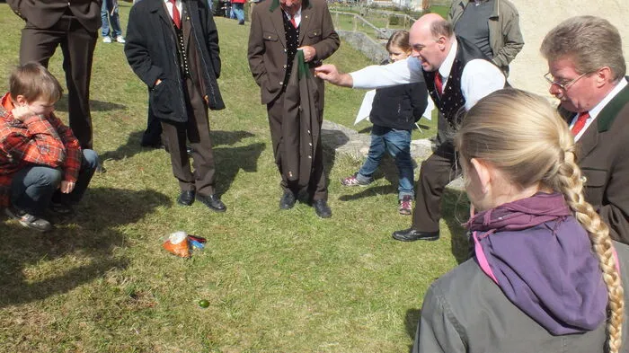 Am Ostermontag geht es am Wolfsberg nicht nur um schweinerne Leckerbissen. Die Kinder verdienen sich ein Taschengeld dazu, indem sie mit Münzen auf die von ihnen mitgebrachten Eier pecken lassen.