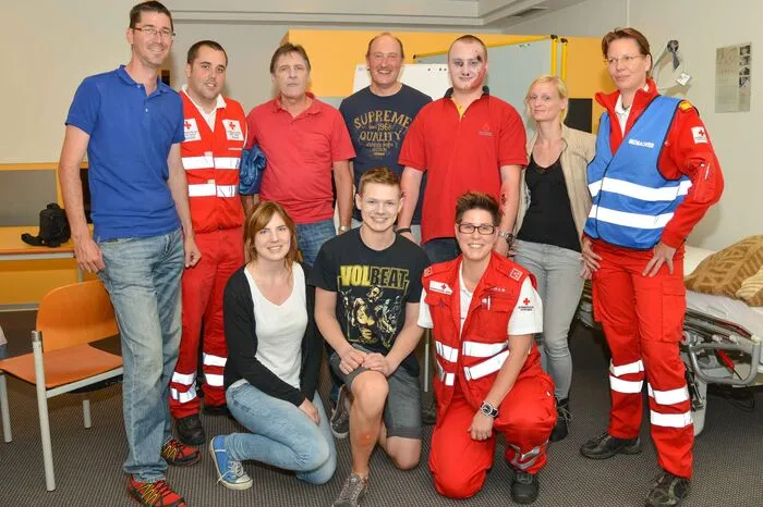An einer spektakulären Rettungsübung beteiligten sich Montagabend Rotes Kreuz, Feuerwehr und Krankenhaus-Mitarbeiter.