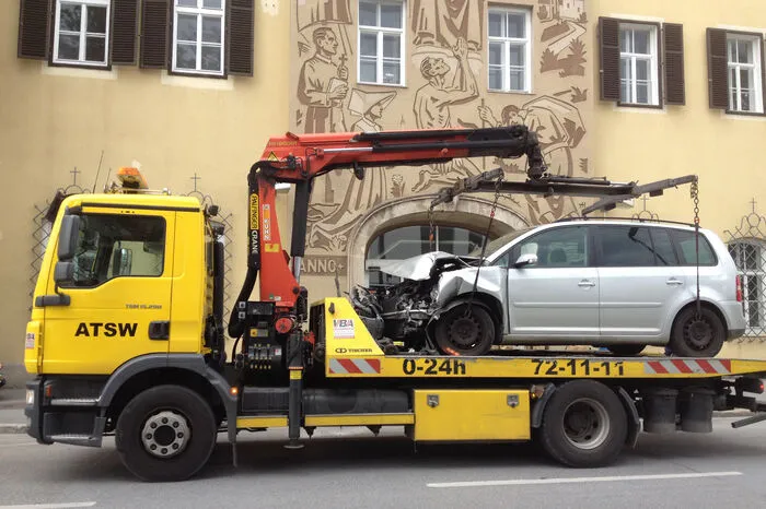 Der Pkw krachte ungebremst in den Eingangsbereich. Die Front des Fahrzeugs ist total beschädigt.