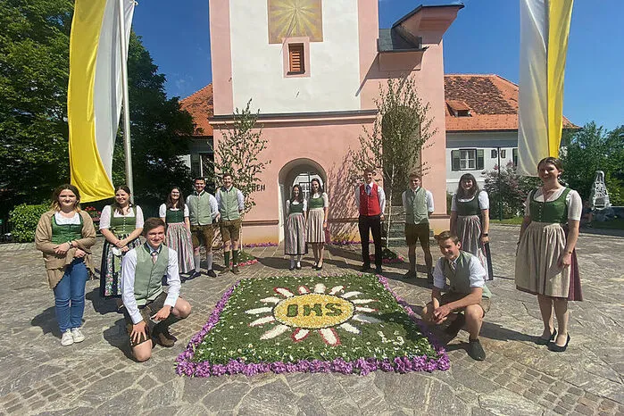 Auch die Landjugend St. Peter im Sulmtal ließ sich von Corona nicht aufhalten und gestaltete unter Einhaltung der Sicherheitsmaßnahmen einen Blumenteppich.