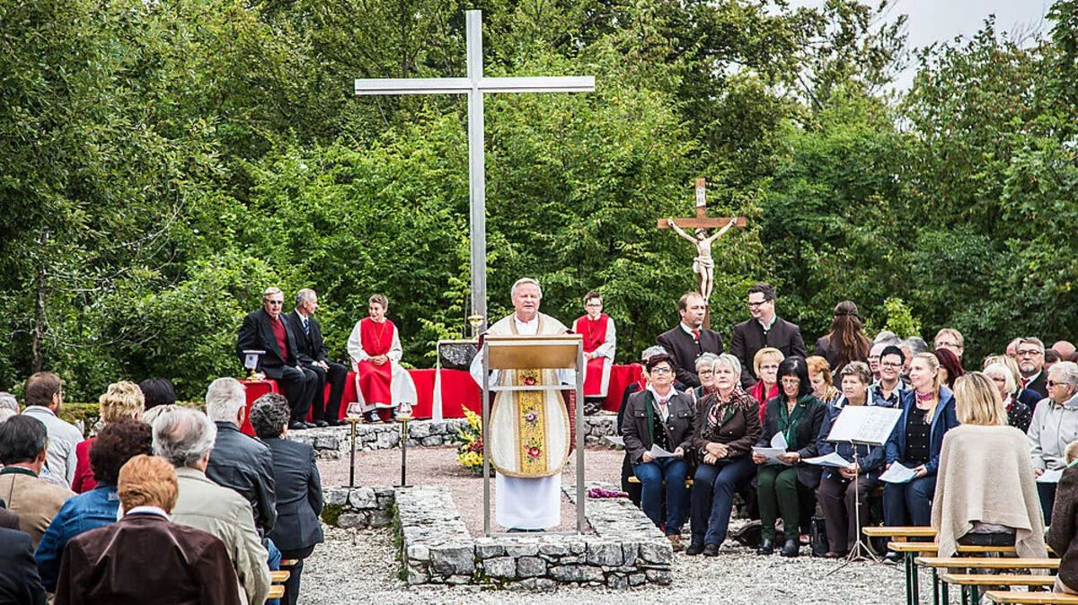 Ab 10 Uhr fanden die zweisprachigen Gottesdienste auf dem Ausgrabuns-gelände statt