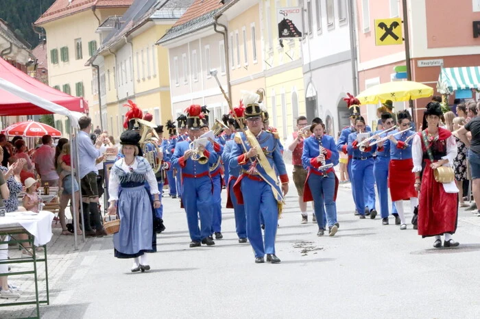 Für die zünftige Musik sorgten die Ebersteiner Kirchtagsmusi sowie die Bürgerkorpsmusik Straßburg (Foto). 