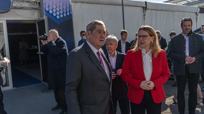 Hannes Androsch (Aufsichtsratschef AT&S), Wirtschaftsministerin Margarete Schramböck