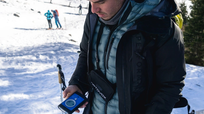 Skitourengeher sollten nicht ohne Lawinenverschüttungssuchgerät auf den Berg gehen.