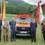Fünf Männer vor einem Feuerwehrfahrzeug
