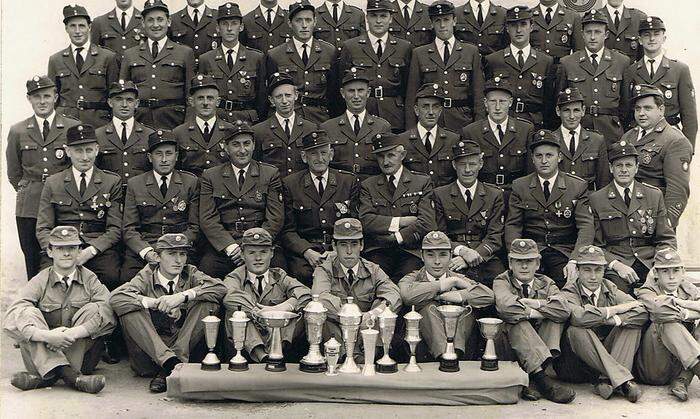 Erste Gruppe der Feuerwehrjugend Auersbach 1967 (vorne sitzend). Sie holte beim zweiten Antreten schon den Landessieg 