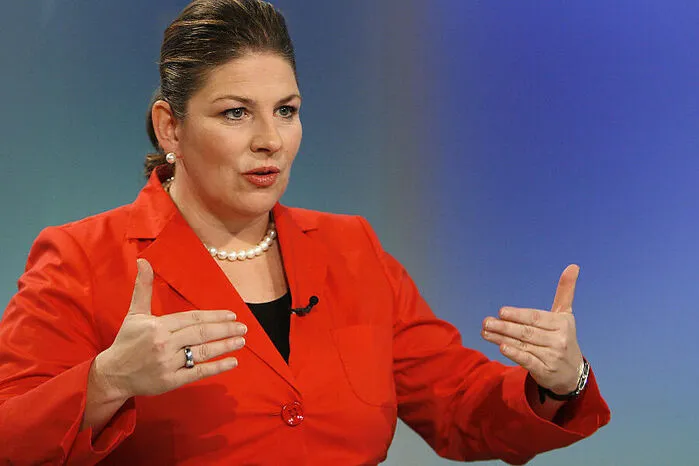 Andrea Kdolsky (ÖVP) - Gesundheitsministerin von 2007-2008 Kdolsky wurde 1993 an der Universität Wien zur Doktorin der Medizin promoviert. Nach ihrer medizinischen Grundausbildung schloss sie eine Ausbildung zur Fachärztin für Anästhesie ab und war als solche von 2001 bis 2004 im Wiener AKH tätig.