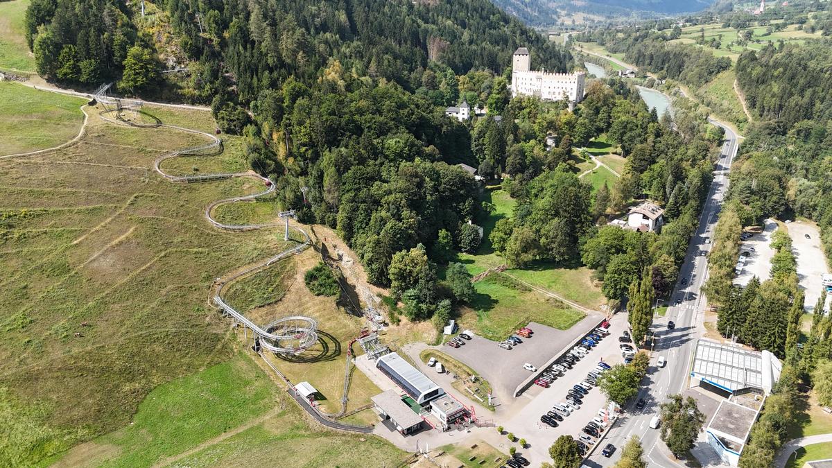 Durch das Waldstück rechts neben der Sommerrodelbahn werden die Radler künftig bis zur Talstation gelangen 