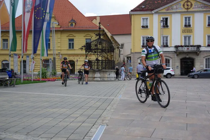 Am Hauptplatz können sich Radler erfrischen.