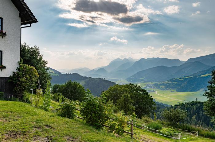 Jeden Mittwoch erhalten Besucher im Rahmen von Führungen Einblicke in die Welt der Kräuter - und dürfen dabei auch den beeindruckenden Ausblick genießen