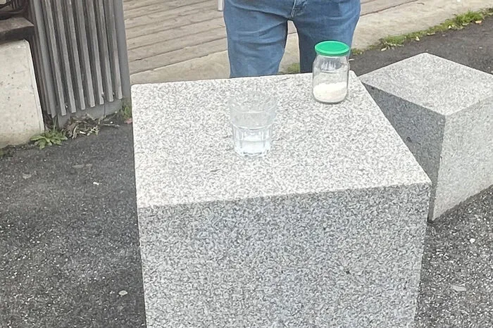 Vahram Matosyan führte dort auch die Funktionsweise des Hydrogels vor, mit dem Äcker in Armenien in Trockenperioden bewässert werden.