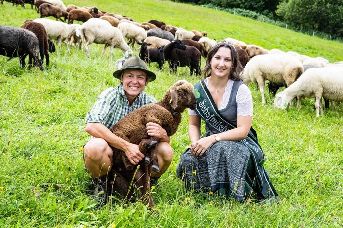 Schäferin Christina Ziegerhofer und Schafmilchprinzessin Julia Wild freuten sich über den gelungenen Einzug der großen Schafherde ins Festgelände