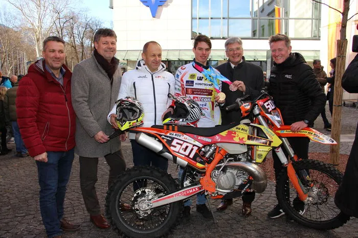 Motocross-Rennläufer Werner Müller drehte mit dem Medaillengewinner einige Runden: Vizebürgermeister Andreas Unterrieder, Bürgermeister Pirih, Müller, Hoffmann, Landeshauptmann Peter Kaiser und Landessportdirektor Arno Arthofer