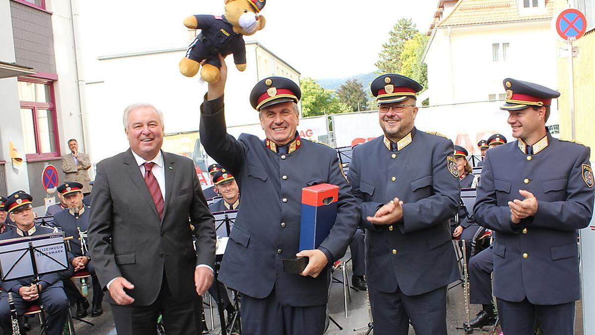 Schützenhöfer, Herbert Brandstätter mit seinem &quot;Her-Bär&quot;, Manfred Zirnsack und Gerald Ortner