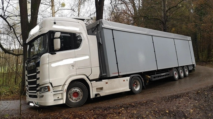 Ein großer Sattelzug blieb in der Hardter Straße in Thal hängen.