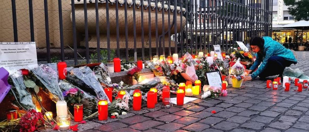 Baden-Württemberg, Mannheim: Nach dem Bekanntwerden vom Tod des Polizisten legen am Tatort am Marktplatz Passanten Blumen nieder und zünden Kerzen an. 