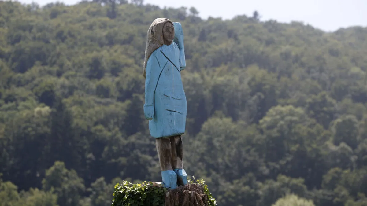 "Melania"-Statue in Sevnica