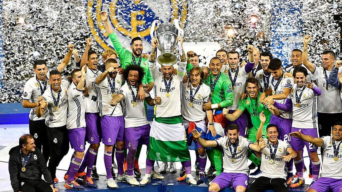 Die Mannschaft von Real Madrid feiert den Champions-League-Triumph