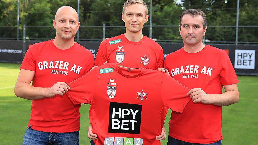 Rene Ziesler (Obmann-Stv. GAK), Andreas Köberl (CEO HPYBET) und Matthias Dielacher (Klubmanager GAK, von links)