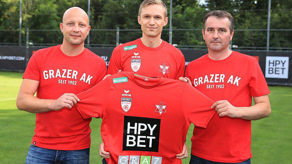 Rene Ziesler (Obmann-Stv. GAK), Andreas Köberl (CEO HPYBET) und Matthias Dielacher (Klubmanager GAK, von links)