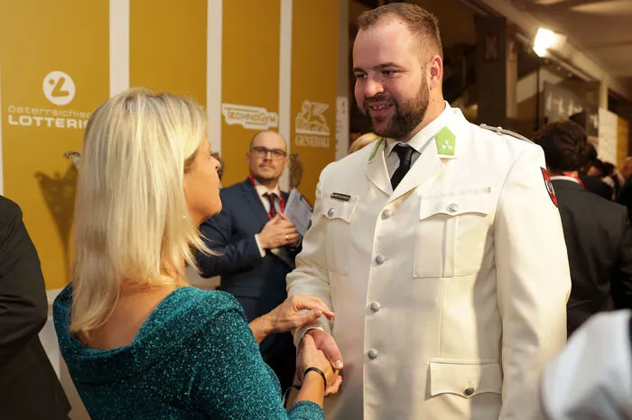 Lukas Weißhaidinger mit Verteidigungsministerin Klaudia Tanner