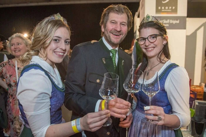 Viele Hände geschüttelt hat Winzer Walter Skoff: Er gewann kürzlich beim weltweit größten Bewerb der Sauvignon Blancs in Bordeaux den Hauptpreis. Da gratulierten auch die Weinprinzessinnen Madeleine Legat und Elisabeth Kohl.