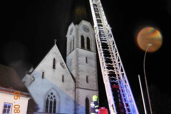 Um 22:40 Uhr wurden die Feuerwehren zum Brand der Waasenkirche alarmiert. Aufgrund eines Blitzeinschlages kam es zu einem Brand in der Kirchturmspitze. Dieser wurde mittels eines Außenangriffes über die Drehleiter mittels Wasserwerfer bekämpft. Parallel wurde der Innenbereich des Turmes zweimal auf eine Brandausbreitung untersucht.