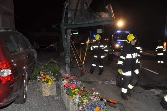 In der Folge prallte das Auto mit voller Wucht gegen ein Bus-Wartehäuschen.