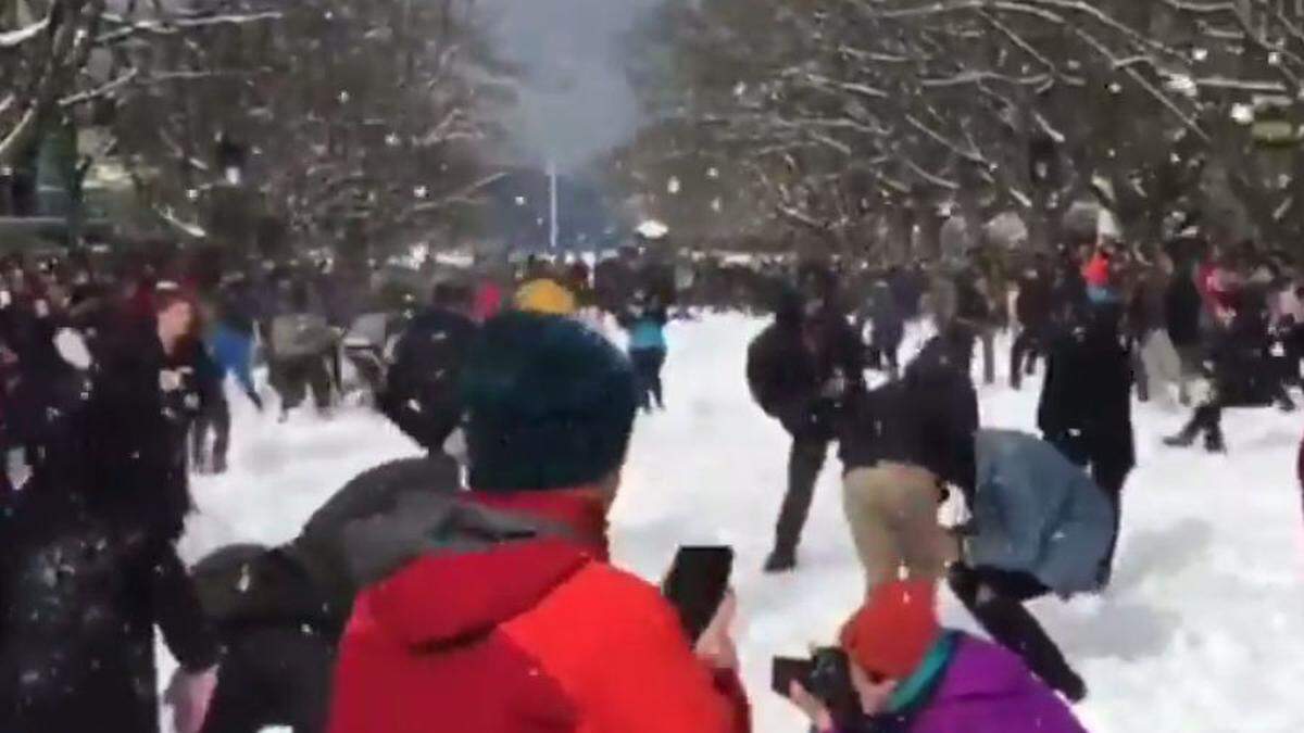 Massen-Schneeballschlacht an der University of British Columbia 