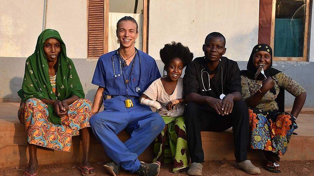 Simon Weiß mit einer Dorfbewohnerin, einer jungen Patientin, dem Anästhesiepfleger und der Mutter der kleinen Patientin