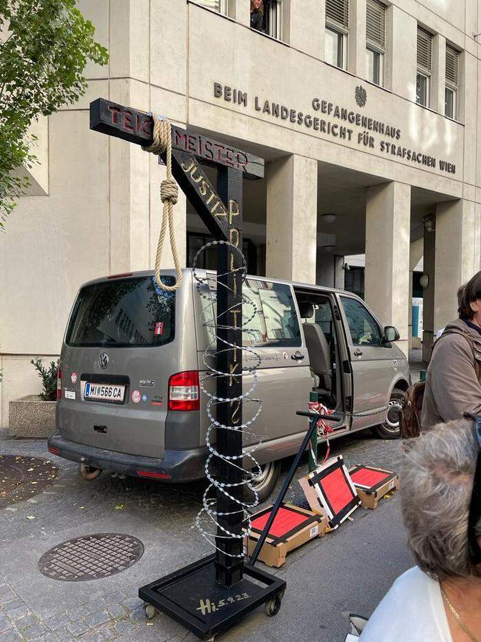 Vor Prozessstart: Demonstranten haben einen Galgen in der Wickenburggasse vor dem Wiener Landesgericht aufgestellt