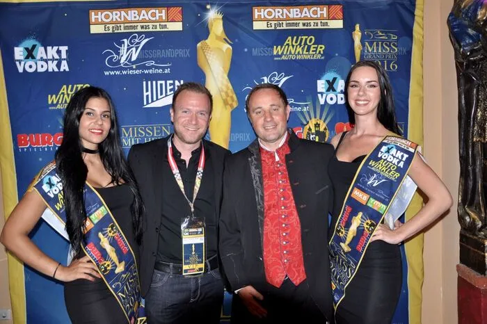...dass die männlichen Gäste Schlange standen für Fotos.