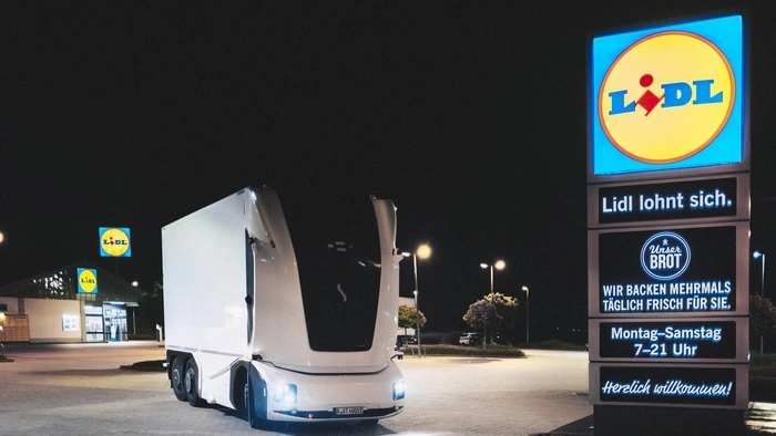 In Deutschland setzt Lidl zur Filialbelieferung jetzt in einem Pilotprojekt auch auf kabinenlose Elektro-LKW mit autonomer Fahrfunktion