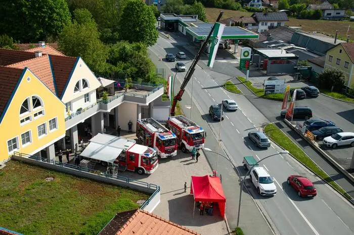 Hunderte Besucherinnen und Besucher genossen das Frühstücksbuffet, aber auch die Stadtrundfahrt mit dem Oldtimer und die Sicht auf die Stadt Hartberg aus dem ausfahrbaren Feuerwehrkran aus 30 Metern Höhe. 