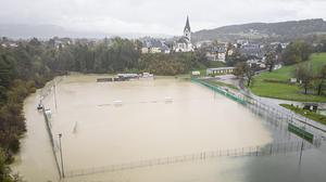 Wasser- statt Fußball. Der Sportplatz von Maria Gail bei Villach ging regelrecht unter