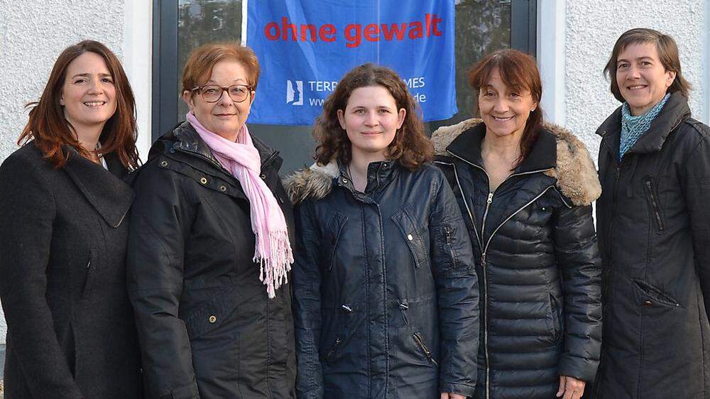 Rosina Schmelzer-Ziringer (2. von rechts), Leiterin der Frauen- und Mädchenberatung, mit ihrem Team