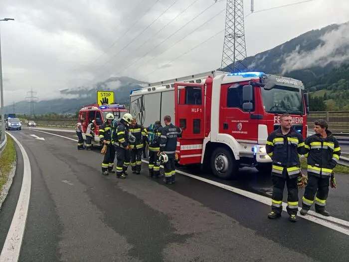 Die Feuerwehr sperrte den Bereich großräumig ab, Atemschutzträger standen sicherheitshalber bereit