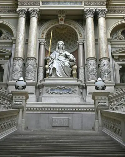  Statue der römischen Göttin der Gerechtigkeit, Justitia, in der Eingangshalle im Wiener Justizpalast