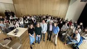 Zu Gast im Gymnasium Gleisdorf: Der Historiker Helmut Konrad und Christian Weniger (Mitte) mit Direktorin Christina Peinsipp (links) und den Lehrerinnen Petra Friesacher und Ingrid Urbanek (rechts)