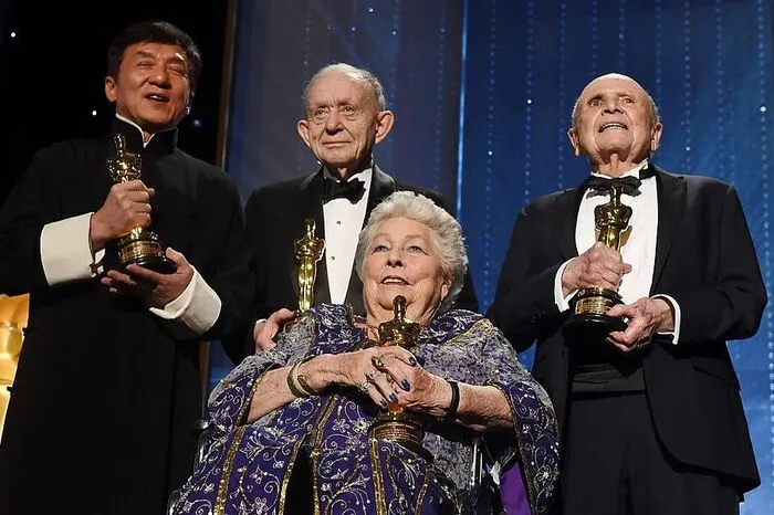 Außer dem 62-jährigen Schauspieler haben auch die britische Filmeditorin Anne Coates, US-Casting-Direktor Lynn Stalmaster und der US-Dokumentarfilmer Frederick Wiseman den Sonderpreis erhalten.