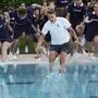 Für Holger Rune gab es den traditionellen Sprung in den Pool mit den Ballkindern
