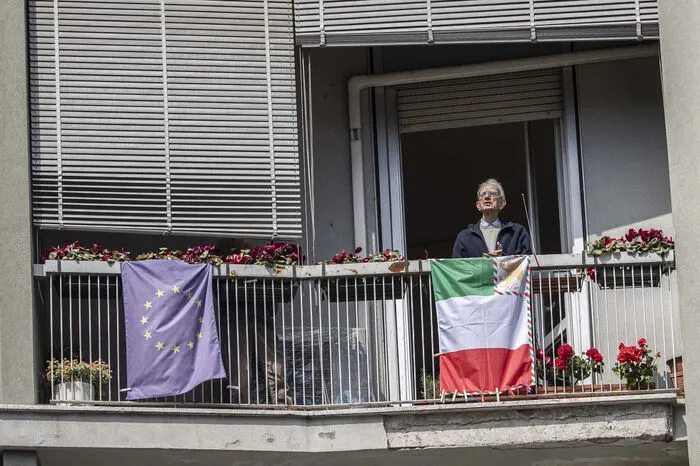 Der 97- jährige Carlo Smuraglia, Präsident des Nationalen Verbandes der italienischen Partisanen (ANPI), singt am Samstag auf dem Balkon seiner Wohnung in Mailand „Bella Ciao“, die Hymne des kommunistischen Widerstands Italiens.